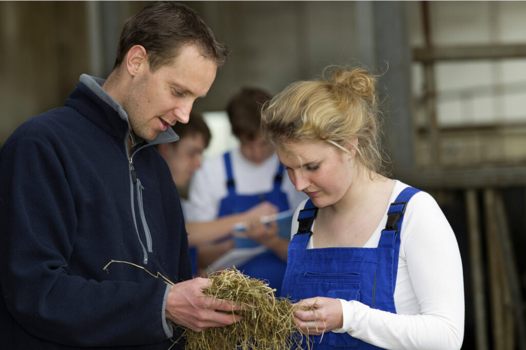 Jeune apprentie en agriculture avec un . Image d'accueil du site internet d'Avenir Pro
