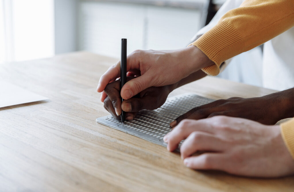 Stylo et tablette en braille fourni par le fonds d'équipement d'Avenir pro